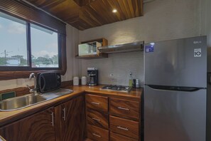 Deluxe Studio, 1 King Bed, Non Smoking, Mountain View | Private kitchen | Full-sized fridge, microwave, stovetop, coffee/tea maker