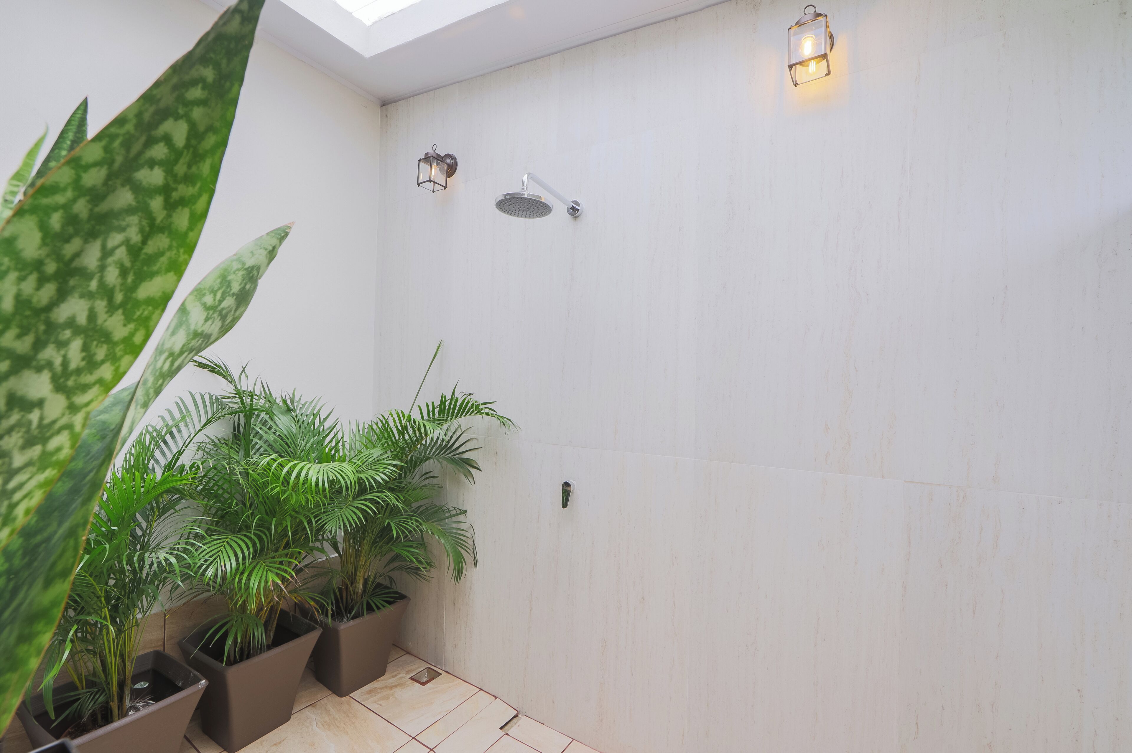 Deluxe Studio, 1 King Bed, Non Smoking, Mountain View | Bathroom | Shower, free toiletries, hair dryer, towels