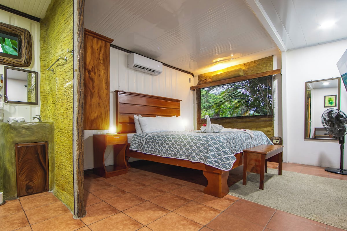 Deluxe-Studio, 1 King-Bett, Nichtraucher, Gartenblick | 1 Schlafzimmer, Zimmersafe, individuell eingerichtet, Schreibtisch