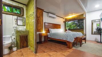 Deluxe Studio, 1 King Bed, Non Smoking, Garden View | 1 bedroom, in-room safe, desk, laptop workspace