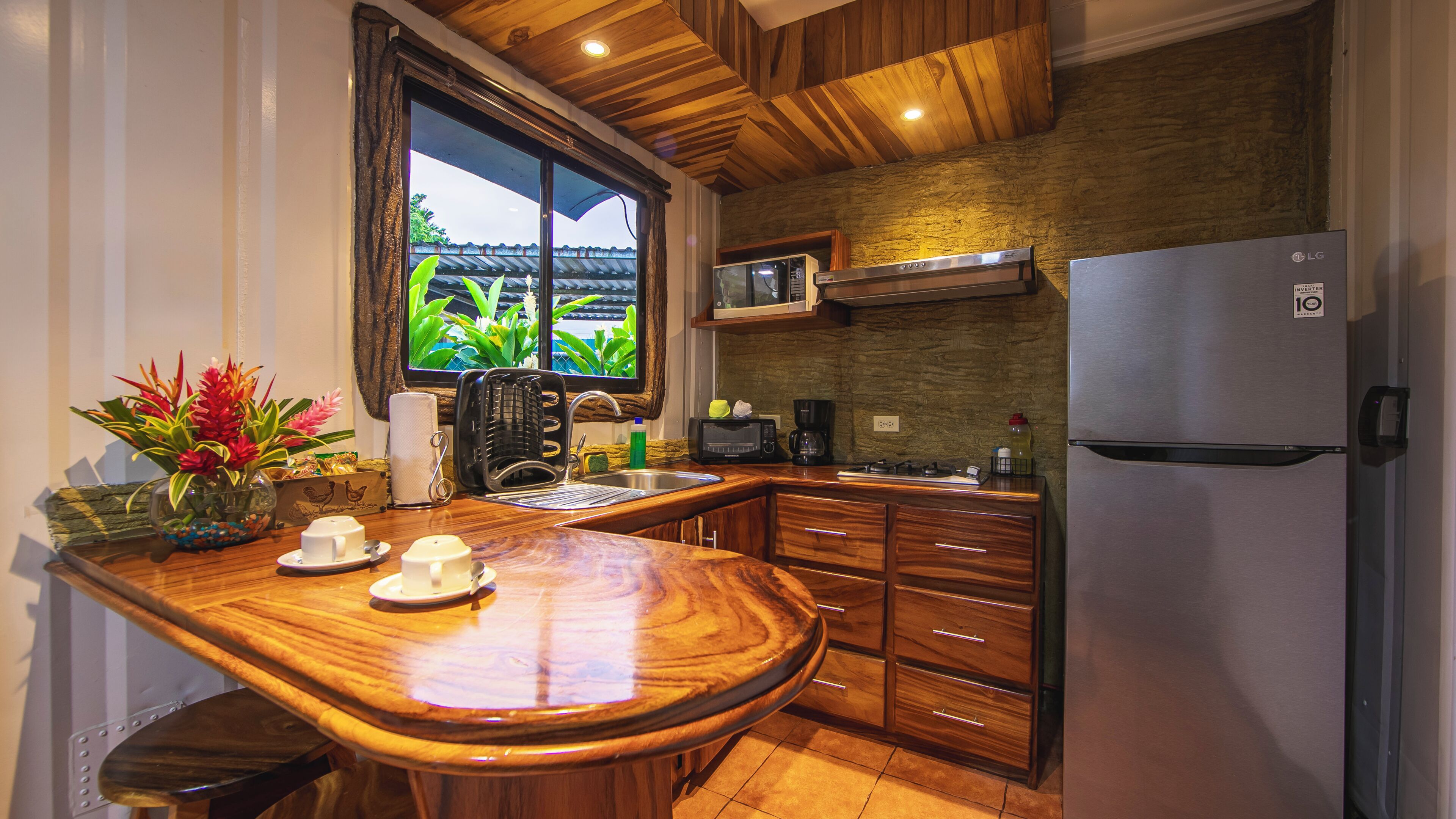 Deluxe Studio, 1 Katil Raja (King), Non Smoking, Garden View | Dapur peribadi | Peti sejuk/penyejuk beku saiz penuh, ketuhar gelombang mikro, dapur 