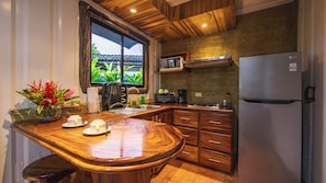 Monolocale Deluxe, 1 letto king, non fumatori, vista giardino | Cucina privata | Frigorifero con congelatore, microonde, piano cottura