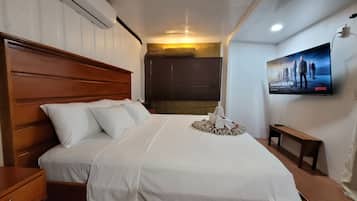 Deluxe Studio, 1 Katil Raja (King), Non Smoking, Garden View | 1 bilik tidur, peti besi dalam bilik
