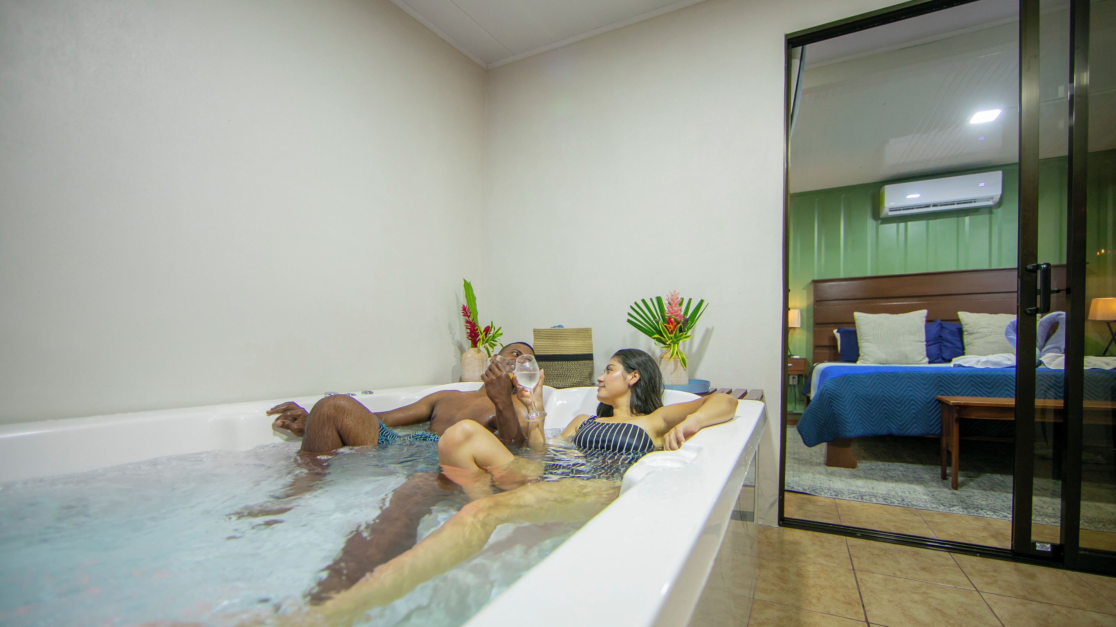 Deluxe Studio, 1 King Bed, Non Smoking, Mountain View | Private spa tub