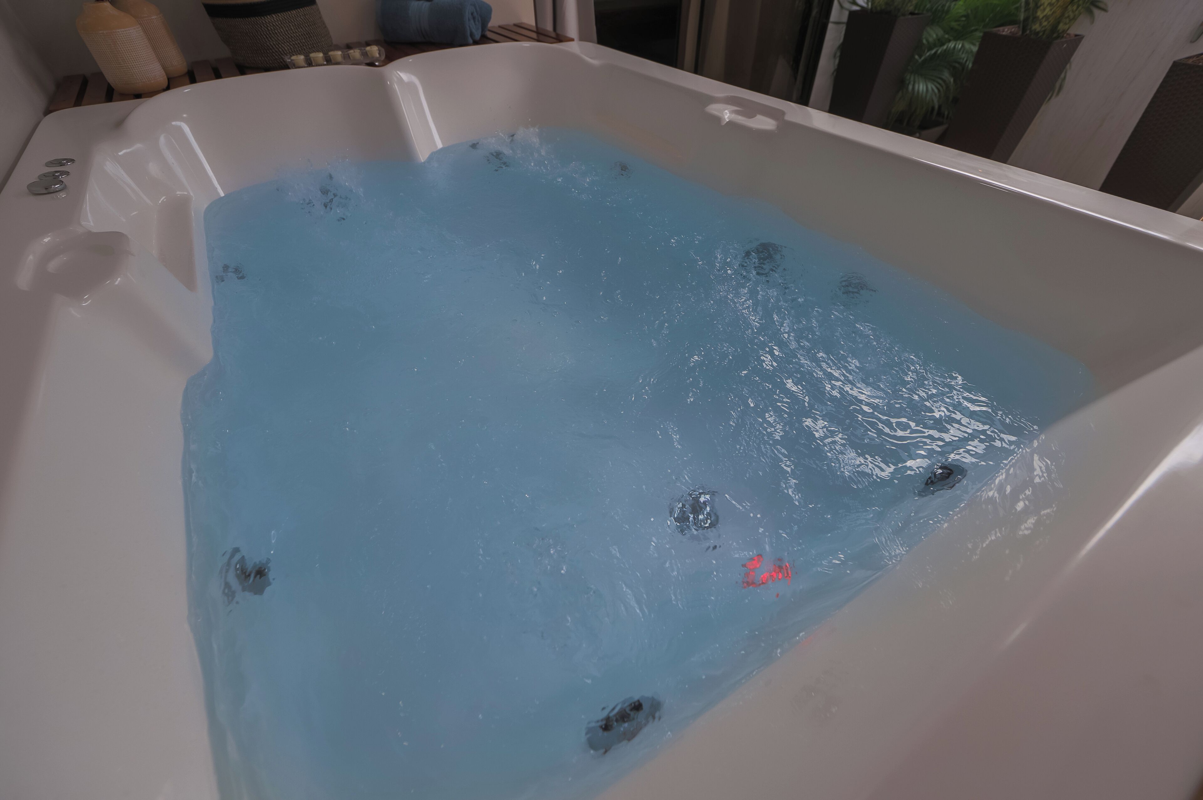 Una bañera llena de agua.