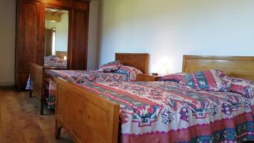 4 bedrooms, iron/ironing board, WiFi, bed sheets