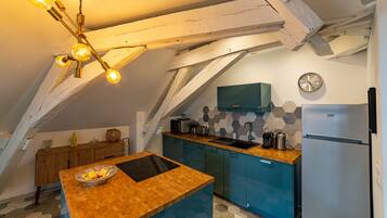 Réfrigérateur, micro-ondes, four, plaque de cuisson