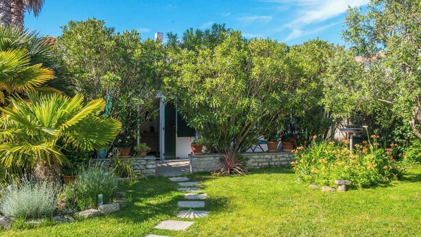 Unclassified image, 1 of 19, button - Pleasant, peaceful pavilion in the owners' garden  (Le Bois-Plage-En-Ré)