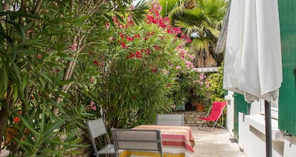 Pabellón agradable y tranquilo en el jardín de los propietarios.