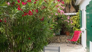 Unclassified image, 5 of 19, button - Pleasant, peaceful pavilion in the owners' garden  (Le Bois-Plage-En-Ré)