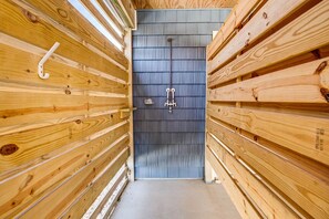Toallas, jabón, papel de baño 