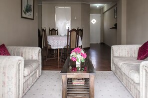 Appartamento, 1 camera da letto | Area soggiorno | Smart TV