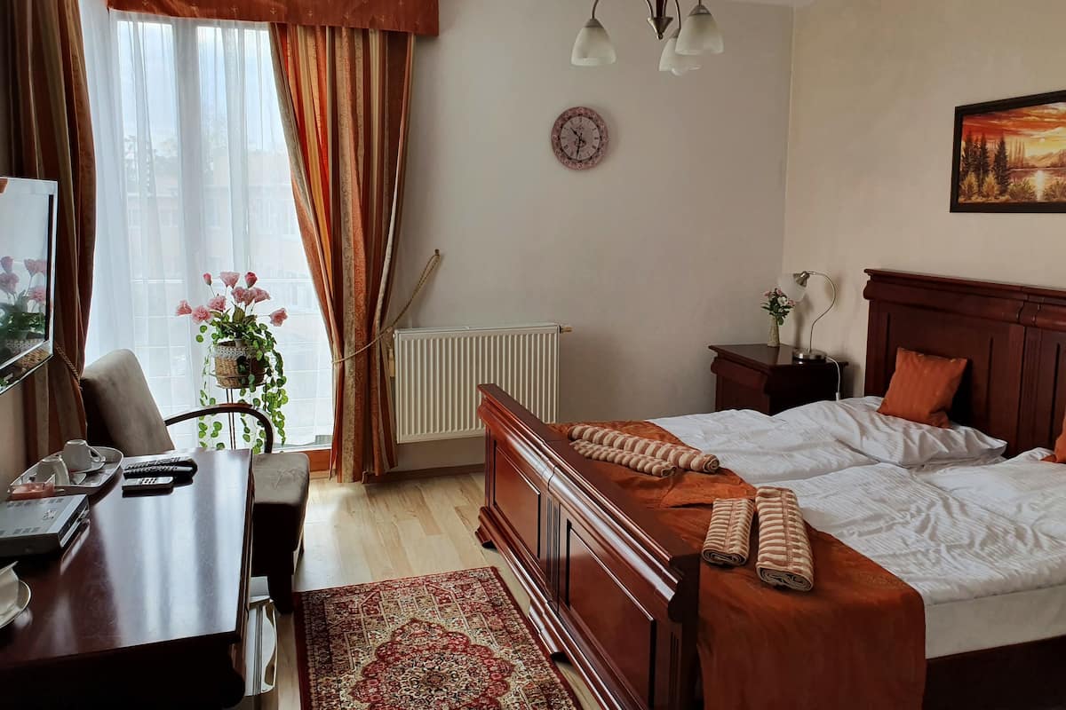 Doppel- oder Zweibettzimmer | Schreibtisch, Zustellbetten, BettwÀsche