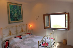 3 slaapkamers, een strijkplank/strijkijzer, beddengoed