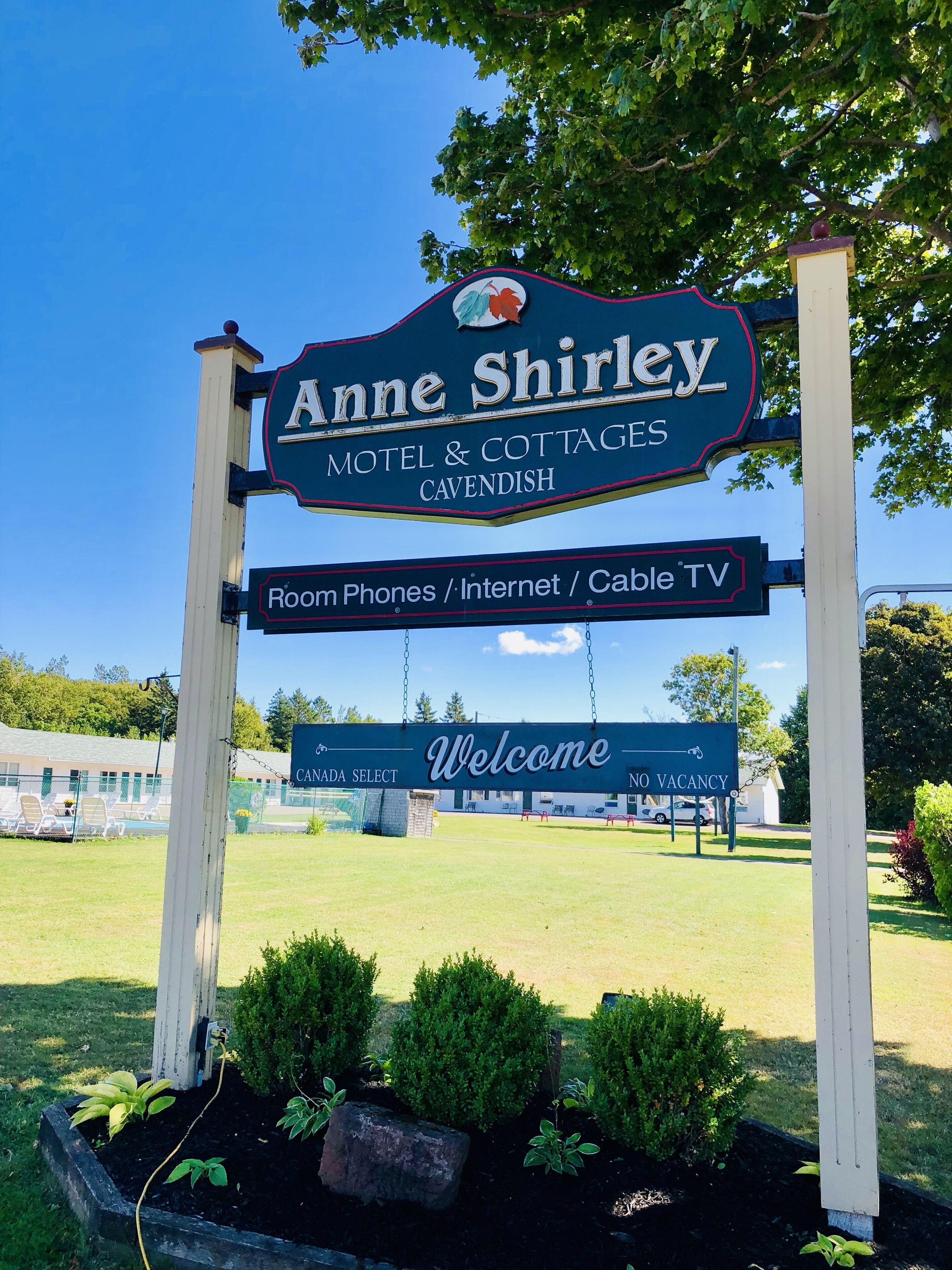 Señal para el motel y cabañas Anne Shirley, con servicios como teléfono en la habitación, internet y televisión por cable.