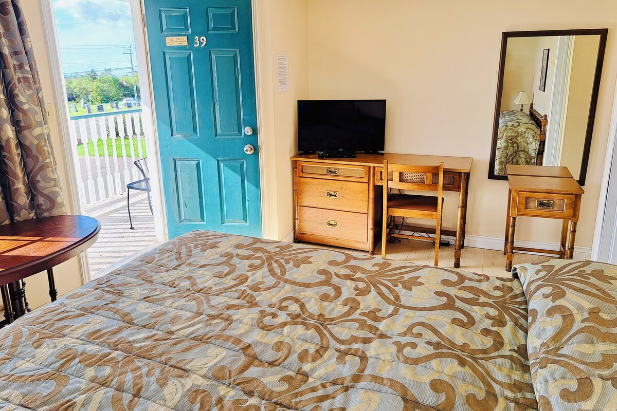 Classic Single Room, 1 Queen Bed, Private Bathroom, Courtyard View | Premium bedding, pillowtop beds, desk, soundproofing