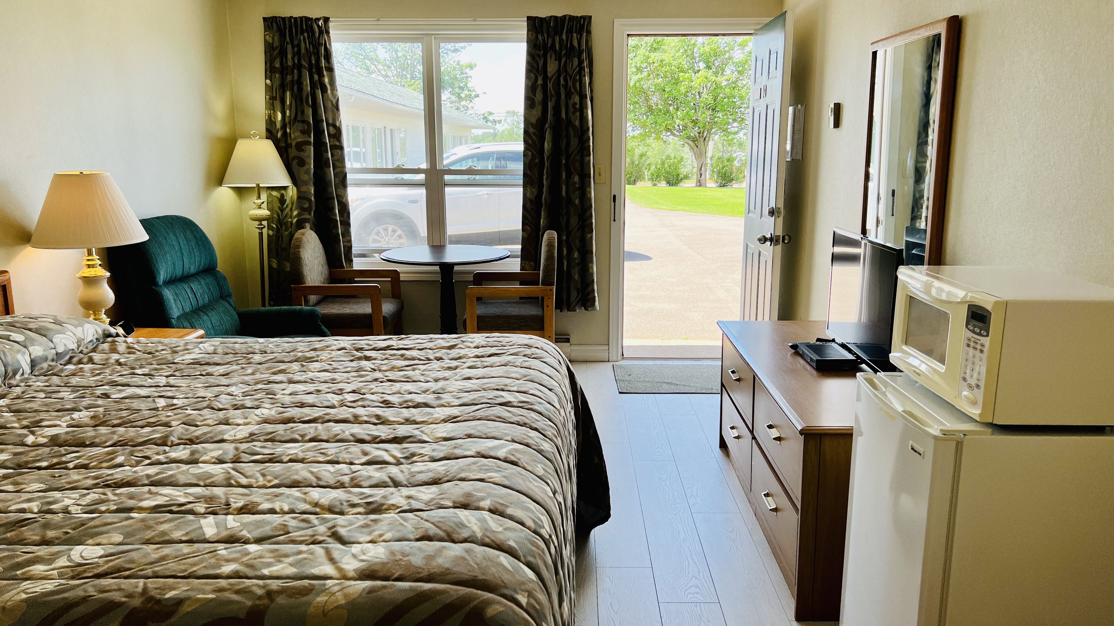 Chambre simple classique, 1 très grand lit, salle de bain privée, vue sur la cour intérieure | Literie de qualité, lit avec matelas à plateau-coussin, bureau
