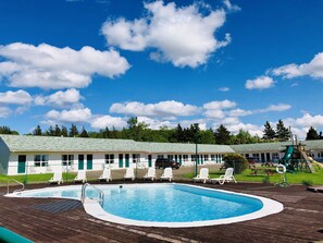 Outdoor pool, open 11:00 AM to 8:00 PM, sun loungers - Anne Shirley Motel & Cottages (Cavendish)