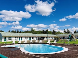 Una piscina al aire libre (de 11:00 a 20:00), tumbonas