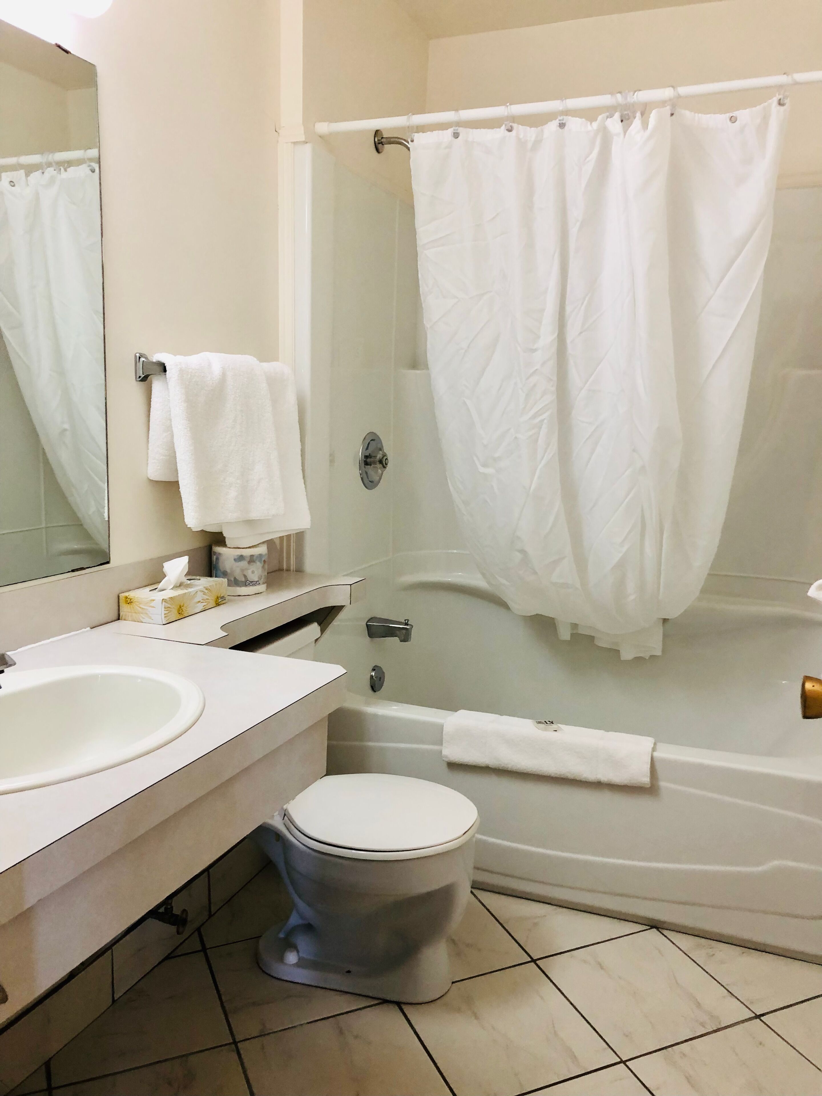 Ein Badezimmer mit Waschbecken, Toilette und Badewanne.