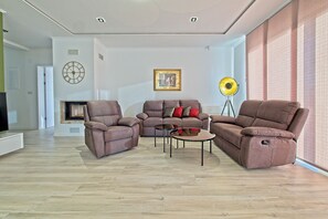 Smart TV, fireplace, ping pong