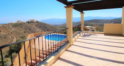 Die Villa Pikorua ist ein luxuriöses Privathaus in den Bergen in der Nähe von Mojacar.