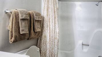 Townhome, 2 Queen Beds, Non Smoking, Garden View | Bathroom | Hair dryer, towels