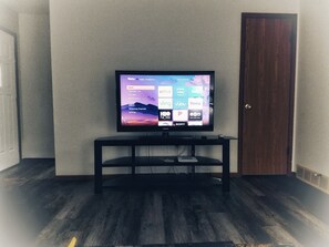 Townhome, 2 Queen Beds, Non Smoking, Garden View | Living area | Smart TV - Lafayette Townhouse 105 (St. Robert)