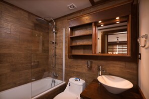 Perlengkapan kamar mandi ramah lingkungan, pengering rambut,  dan handuk
