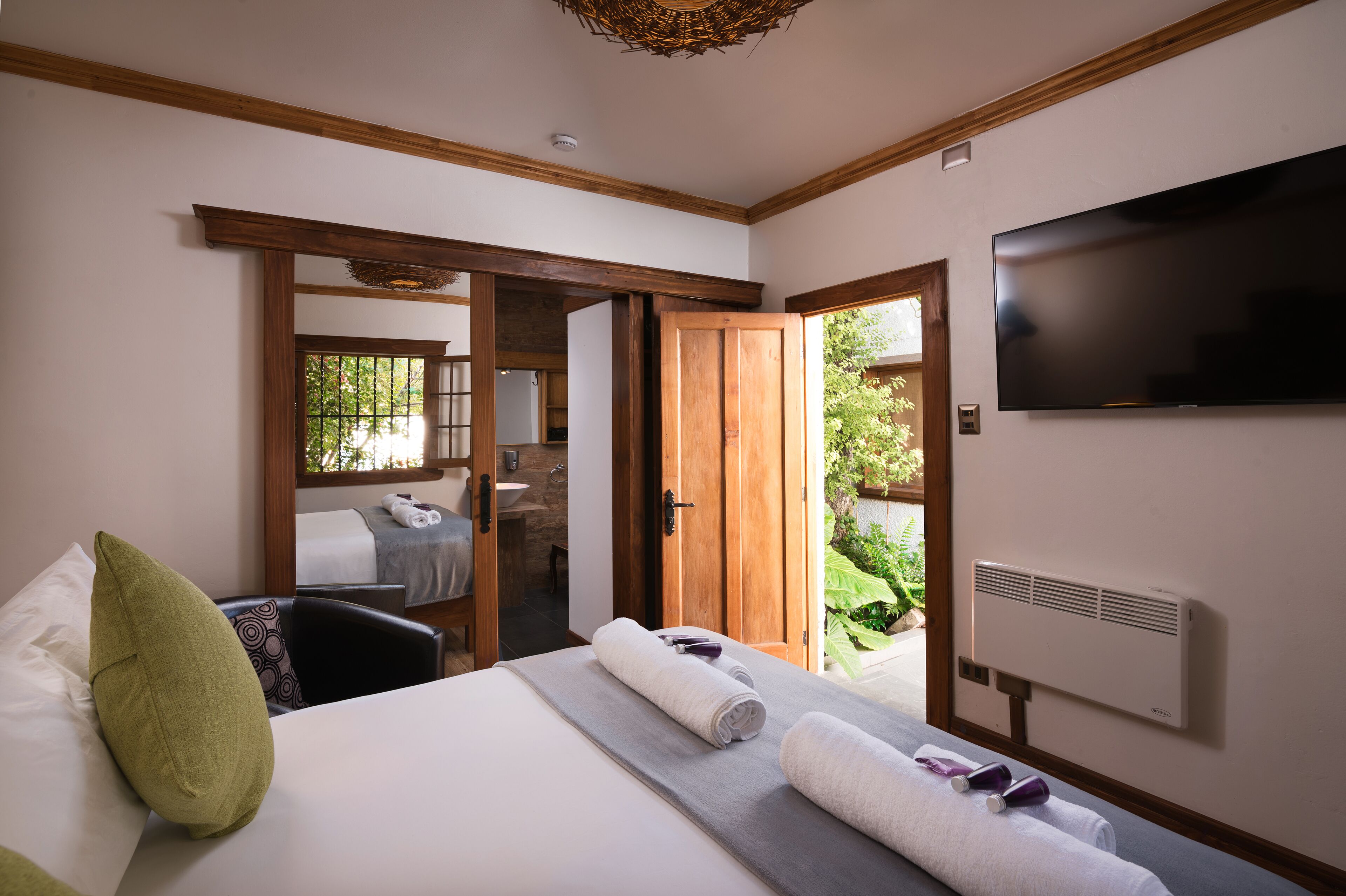 コンフォート ダブルルーム ガーデンビュー | 低刺激性寝具、セレ クト コンフォート製ベッド、セーフティボックス (室内)、防音設備