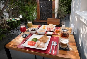 Desayuno completo incluido todos los días