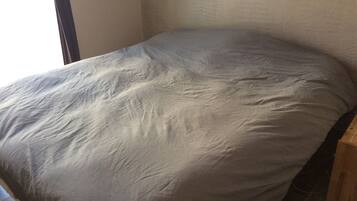 5 bedrooms, iron/ironing board, WiFi, bed sheets