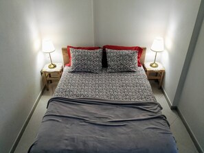 1 habitación y tabla de planchar con plancha 