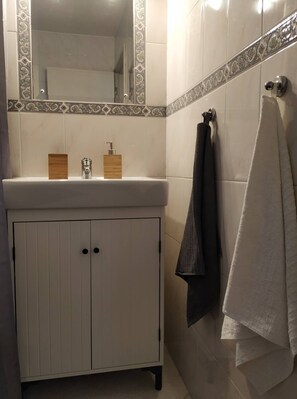 Secadora de cabello, toallas, shampoo 