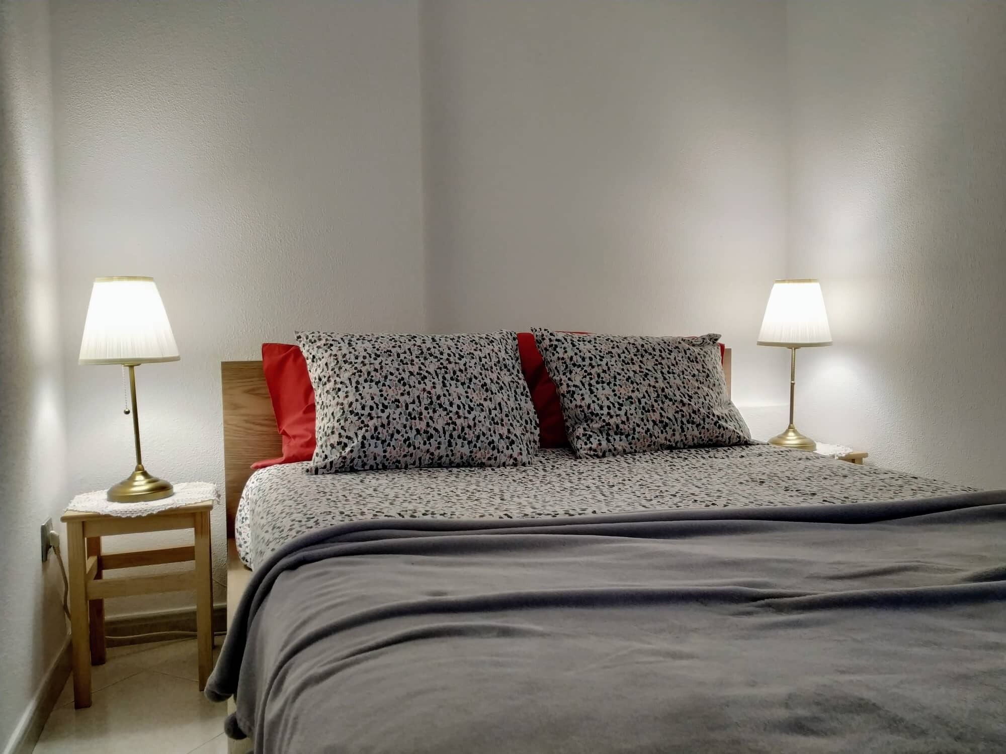 1 habitación y tabla de planchar con plancha 