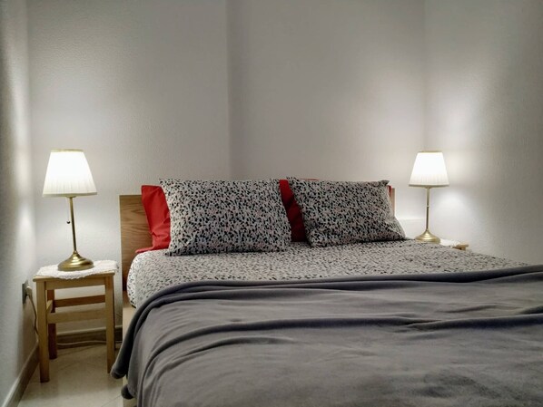 1 habitación y tabla de planchar con plancha 