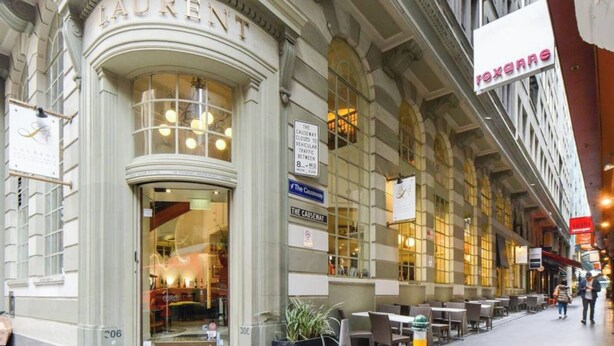 En byggnad med en skylt där det står ”LAURENT”, och inuti finns en restaurang som heter ”The Causeway”.