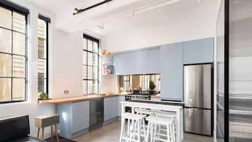 Een koelkast, een microgolfoven, een oven, een kookplaat