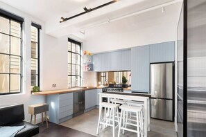 Fridge, microwave, oven, stovetop - Boutique Warehouse Style 3 Bedroom Apt Central Melbourne CBD (Melbourne)