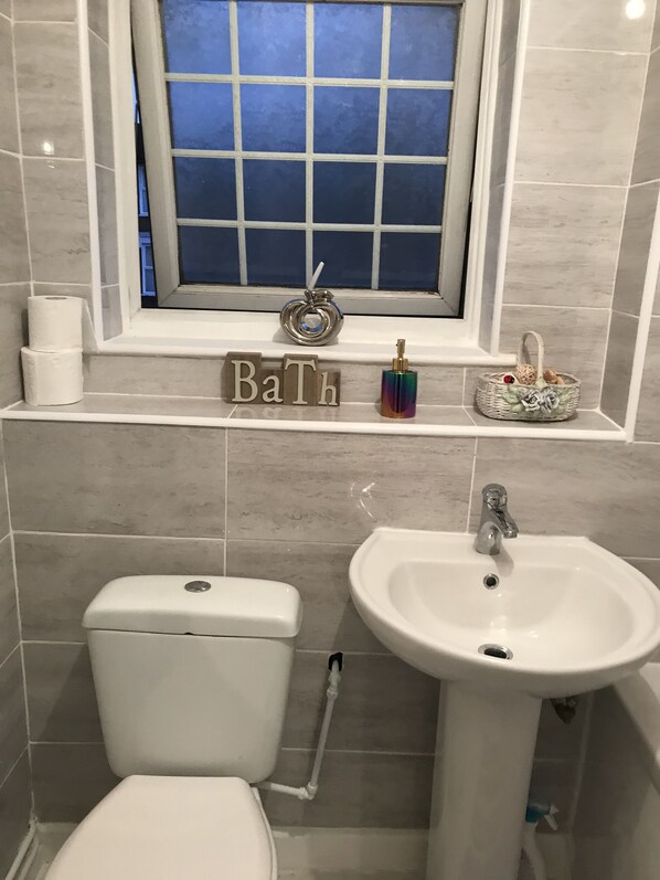 Towels, soap, toilet paper - Terraced house available for holiday vacation (London)