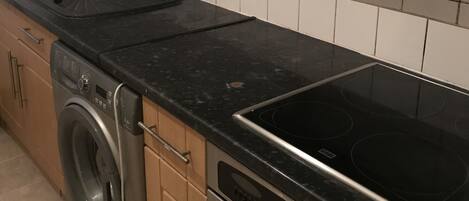 Een koelkast, een magnetron, een oven, een waterkoker