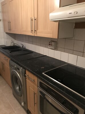 Fridge, microwave, oven, electric kettle - Terraced house available for holiday vacation (London)