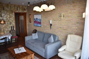 Fernseher, Tischtennisplatte, Stereoanlage
