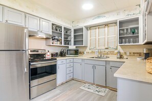 Kühlschrank, Mikrowelle, Herdplatte, Geschirrspüler