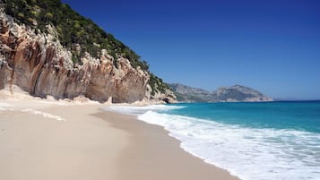 Una spiaggia nelle vicinanze