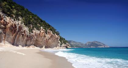 LUMINOUS SEA VIEWS IN SARDINIA, IDEAL FOR COUPLES OF FRIENDS AND FAMILIES!