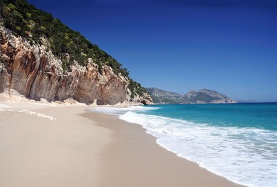 LUMINOUS SEA VIEWS IN SARDINIA, IDEAL FOR COUPLES OF FRIENDS AND FAMILIES!