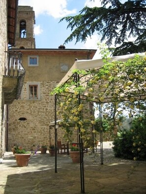 Property grounds - Castle  rental in Monte Savino tuscany  italy (Monte San Savino)