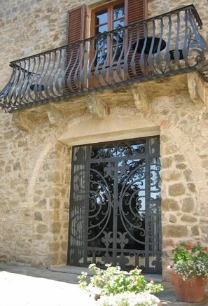 Exterior detail - Castle  rental in Monte Savino tuscany  italy (Monte San Savino)