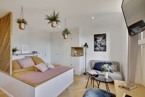 1 slaapkamer, een bureau, geluiddichte muren